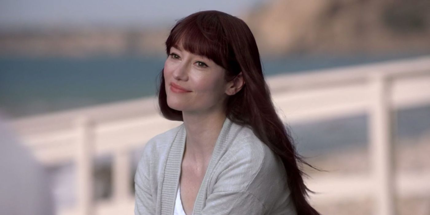 Chyler Leigh as Lexie Grey, on the beach smiling at Meredith in Grey's Anatomy Season 17