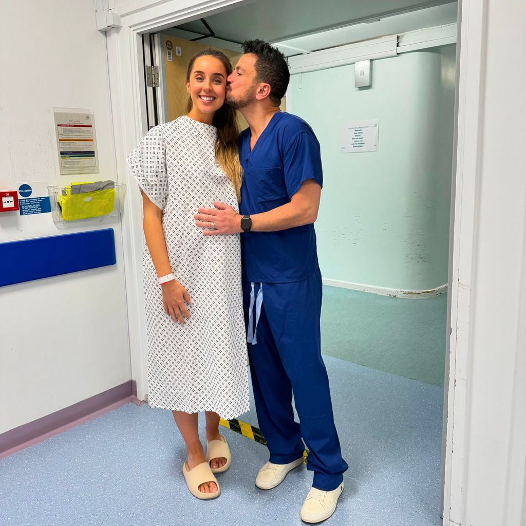 pregant woman in hospital with husband 